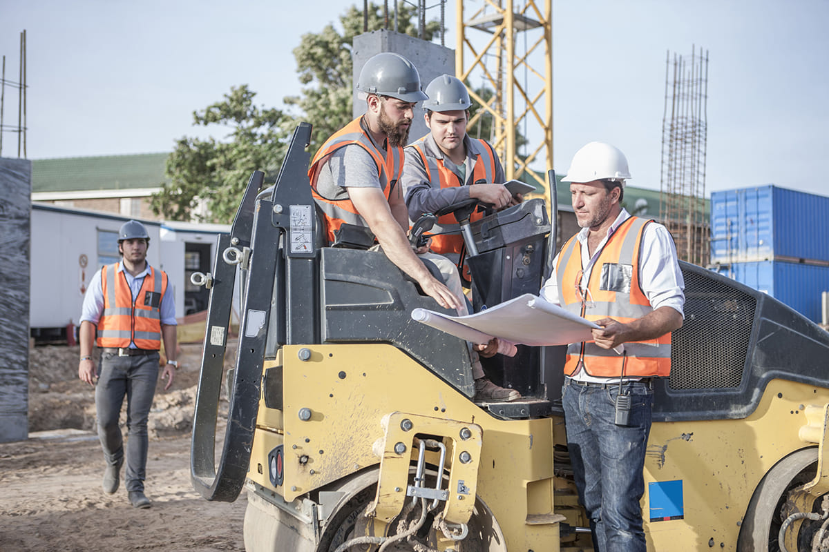 site-manager-discussing-6-1